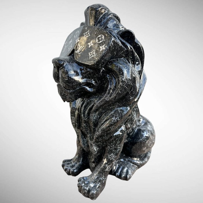 AmsterdamArts - Louis Vuitton to cool for school lion statue