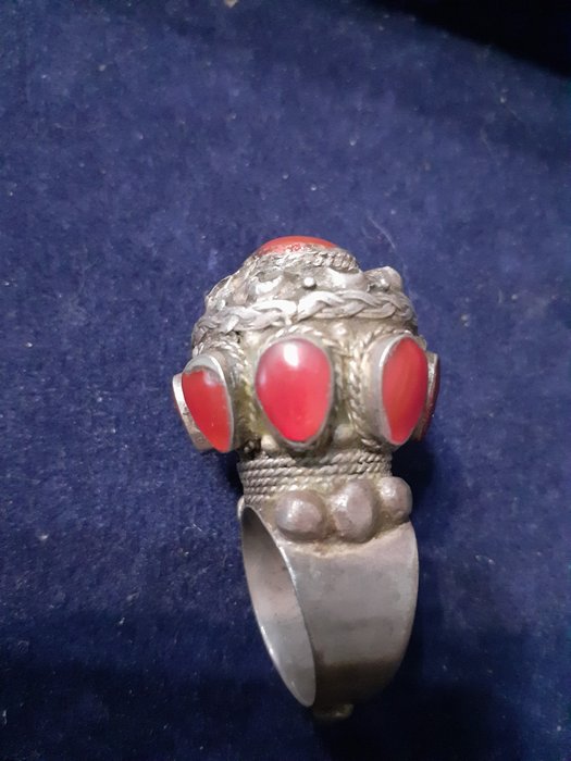 Giant Ring Silver and Cornelians - Argento - Afghanistan - metà-seconda metà del XX secolo