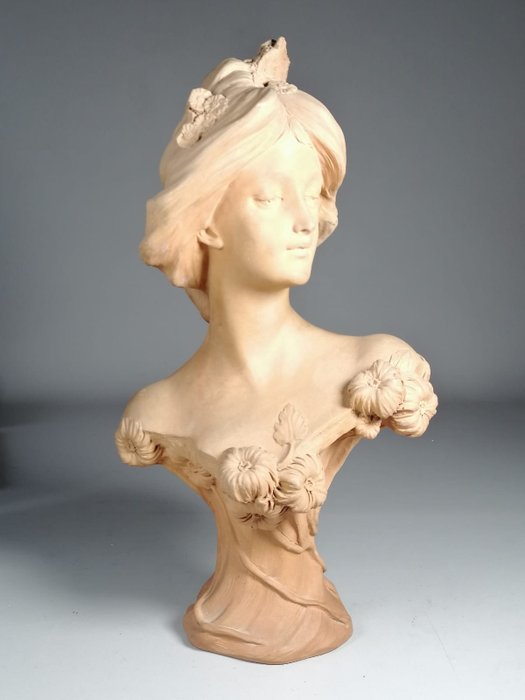 F. Floran - Rintakuva, Buste de jeune fille Art nouveau - 35,5 cm - Terrakotta