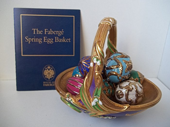 Fabergé egg - House of Fabergé - Spring Egg Basket with 8 Fabergé Eggs and C.O.A. - Signed on the bottom - Basket and eggs lavishly accented - Very, very good condition - Gilt, Porcelain