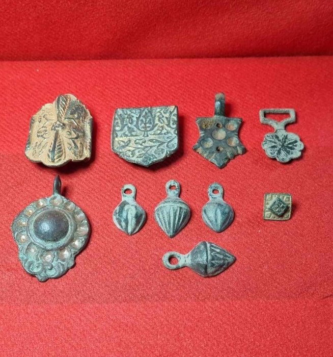 Set aus mittelalterlichen Bronzen und Vergoldungen (10 Stück) Anhänger