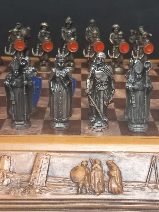 Juego de ajedrez - “La Reconquista” Cristianos contra musulmanes - Bronce aleación de metal plateado y dorado pintado en frio