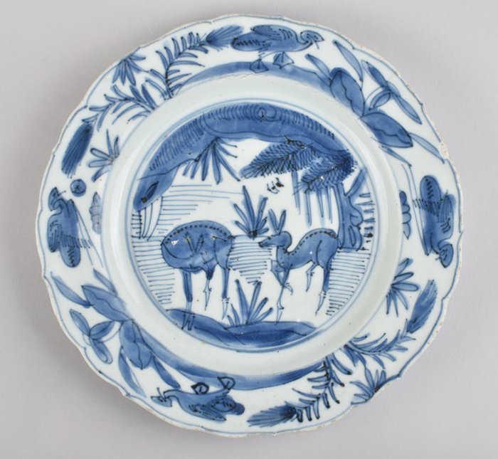Lautanen - A Chinese blue and white kraal dish decorated with deers - Posliini