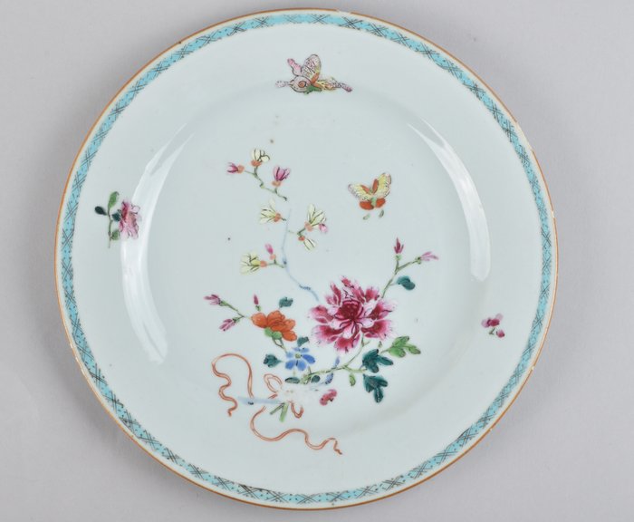 Bord - A Chinese famille rose plate decorated with a deer - Porselein