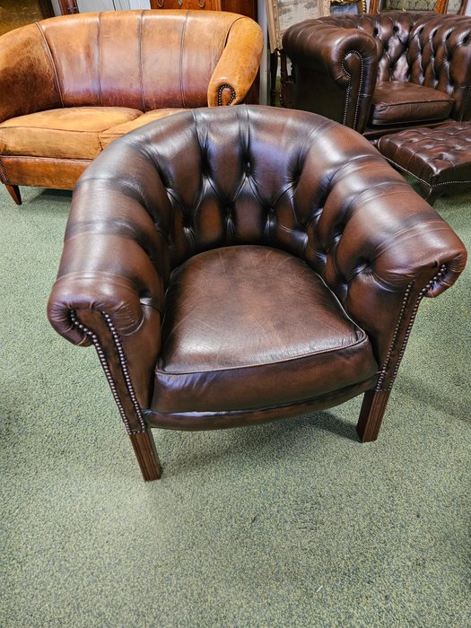 Fauteuil (1) - klublænestol i brunt læder i chesterfield-stil - Læder
