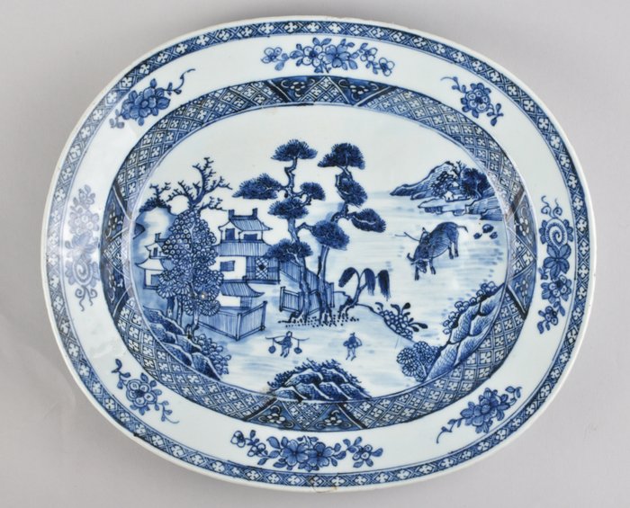 Fad - A LARGE CHINESE BLUE AND WHITE OBLONG DISH DECOPRATED WITH FIGURES IN A CHINESE LANDSCAPE - Porcelæn