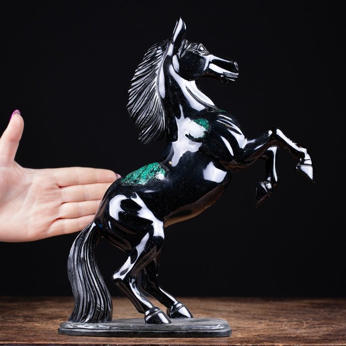 Zwarte leisteen met smaragdgroene insluitsels - Beeld - Schist paard - Hoogte: 325 mm - Breedte: 255 mm- 2969 g