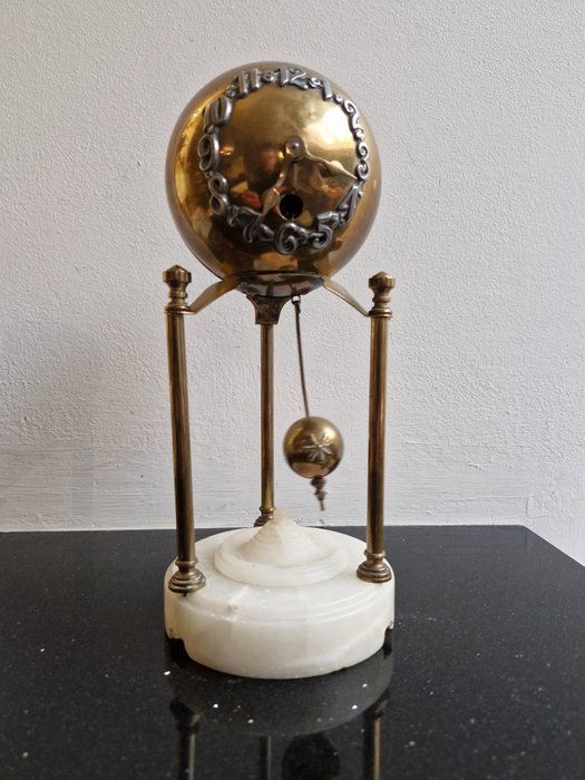 Pendule de cheminée - Pendule boule Art Nouveau - Laiton, chiffres argentés, marbre - 1910-1920