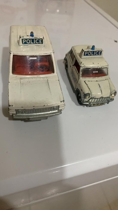 Dinky Toys 1:38 - 2 - 模型汽车 - Range Rover Police 4 inches in size and a Mini Minor S  Police car Dinky - 车门、行李箱和发动机罩可打开，座椅可倾斜