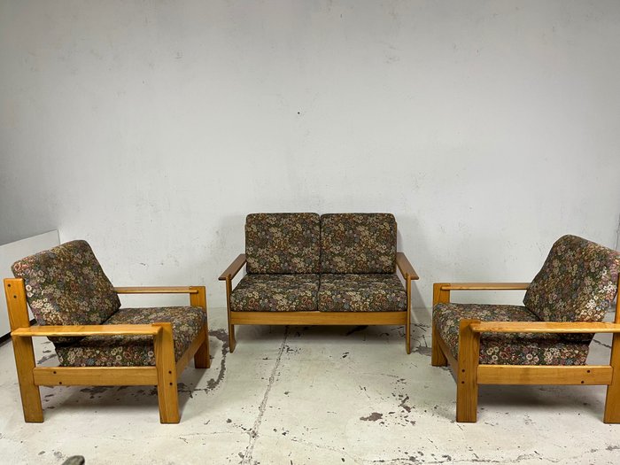 Sofa - to-seters sofa og to lenestoler med trestruktur og stoff med blomstermotiv