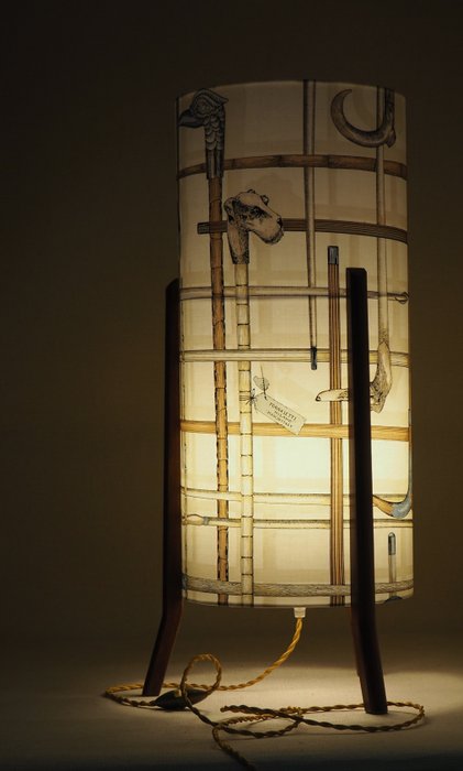 Vintage tripod table lamp/shadow Fornasetti " Bastoni" fabric. - 灯具 - 木, 纺织品