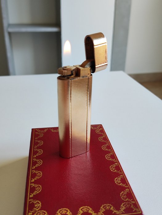 Cartier - Les Must de Cartier - Feuerzeug - Vergoldet -  (1)