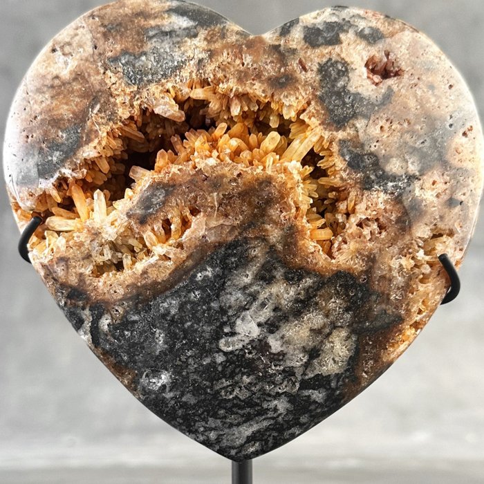 SEM PREÇO DE RESERVA - Impressionante coração de cristal amarelo Em forma de coração em um suporte personalizado - Altura: 23 cm - Largura: 15 cm- 2100 g - (1)