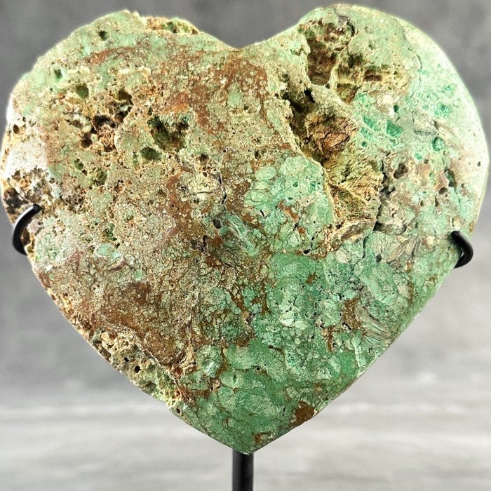NO RESERVE PRICE - Wonderful Green Smithsonite Heart-Shaped on a custom stand - Height: 21 cm - Width: 16 cm- 1600 g - (1)