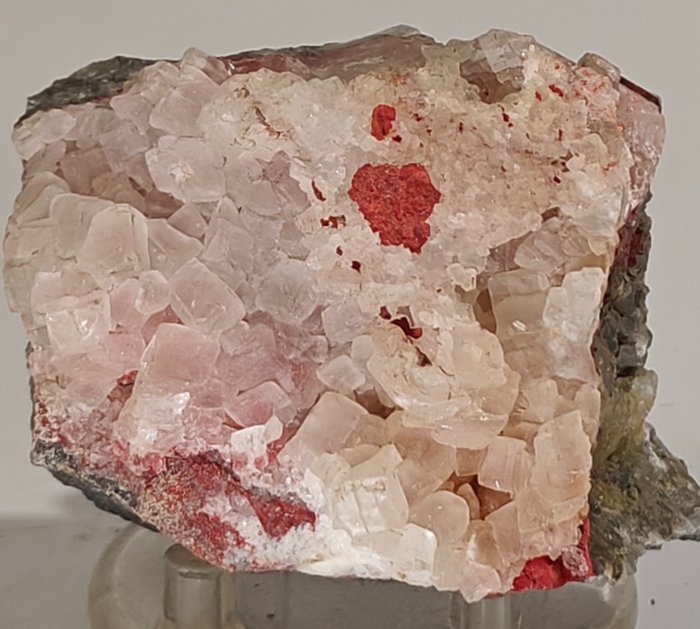 Calcit auf Zinnober Kristalle auf Muttergestein - Höhe: 5 cm - Breite: 4 cm- 145 g