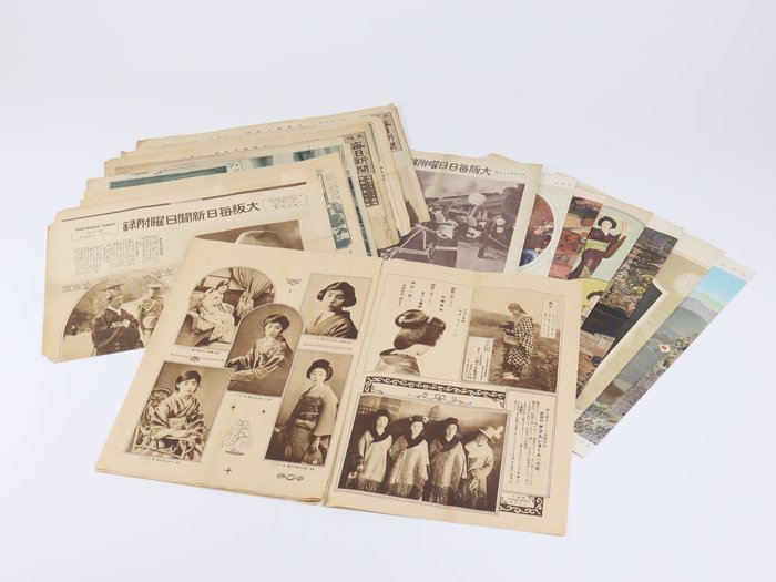 Collection of Historical Mainichi Newspapers 毎日新聞 and Photographic Booklet - 1905
