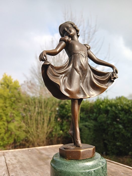 f.paris - Escultura, showing dress lieselotte - 32 cm - mármol bronce