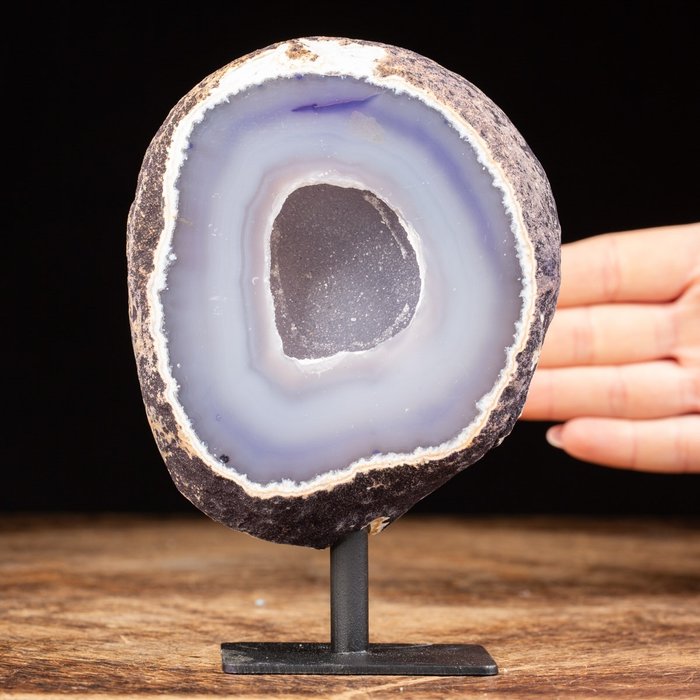 Chalcedon-Geode mit sichtbarer innerer Kristallisation - Höhe: 133 mm - Breite: 115 mm- 1141 g