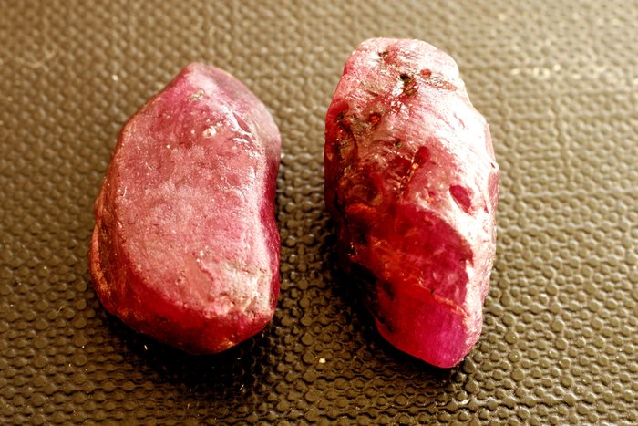Rubino Cristalli di rubino grezzo non trattato da 38 carati- 7.68 g - (2)