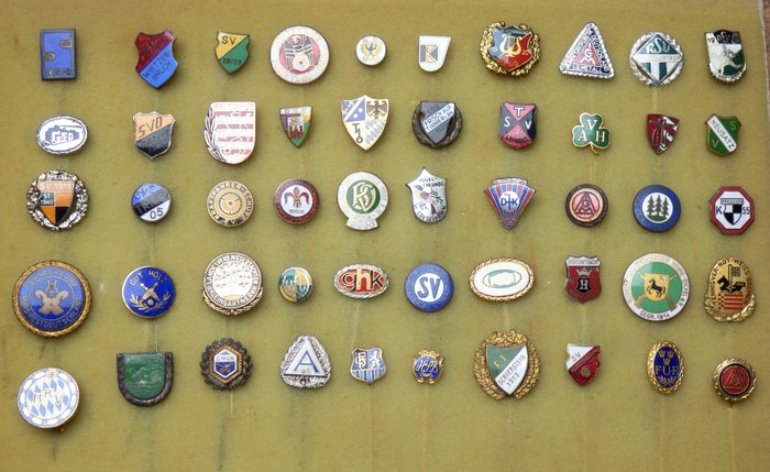 帶別針的徽章 Verzameling van 50 emaille Duitse bonds, sport of verening speldjes - 德國 - 20世紀中期（二戰期）