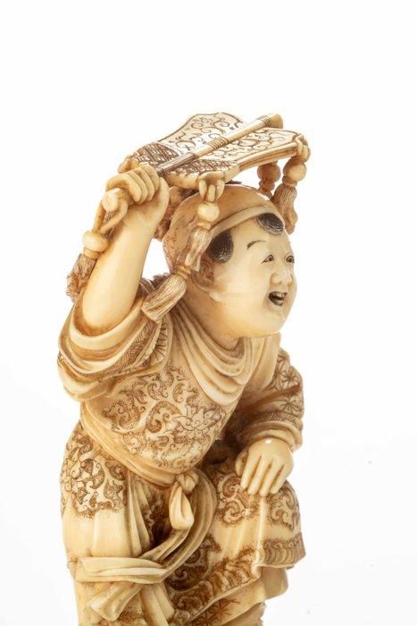 Elfenbein, Holz - Ein feines Elfenbein-Okimono eines tanzenden Carako mit erhobenem linken Fuß und einem Fächer in der - Meiji-Zeit (spätes 19. Jahrhundert)