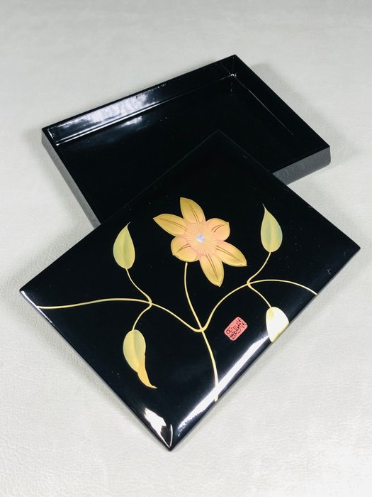 Lacquered document box with gold hand-painted maki-e design Mihou  美峰 - Caixa (1) - Flores de arame de ferro - Laca