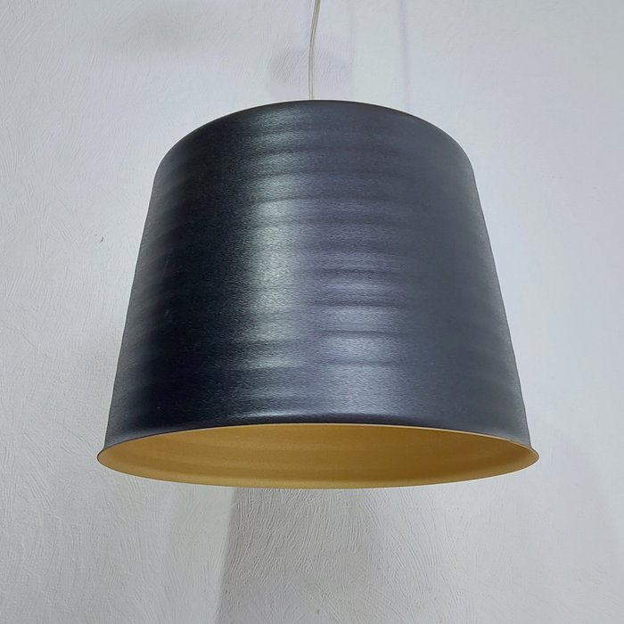 Solar - Lampă suspendată - Piatto - versiunea neagră/aurie - Metal