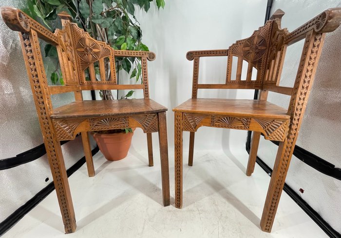 Scaun (2) - Scaune de colț vintage: două scaune sculptate manual - Lemn