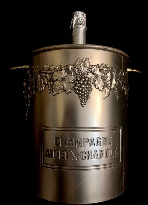 Moët & Chandon - Enfriador de champán -  Una , Moët & Chandon , vintage , muy apreciada, nevera diseñada con vinos en relieve. - plástico duro