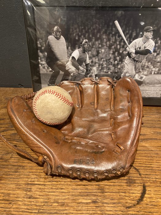Vintage baseball glove - baseball ball - basebal handschoen 