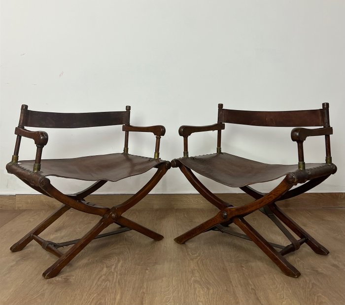 折叠椅 - 一对复古实木导演椅，配有皮革座椅和靠背