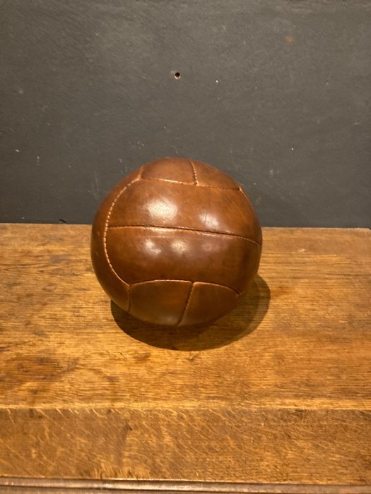 Vintage leather medicin ball, great color and patina 