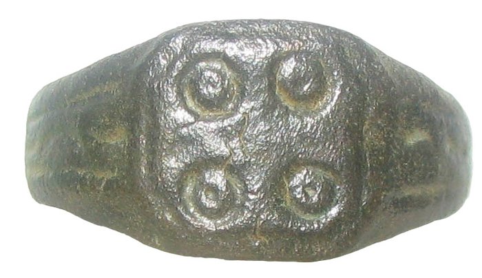 Epoca Romanilor Inel din bronz antic roman (ochii diavolului) cu motive în 4 puncte străpunse pe ramă - 19 Inel