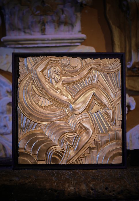 Naar Maurice Picaud - 浮雕, Bas-reliëf Folies Bergère | De Herderin in Art Deco Stijl | Serpentine Dancer - 53 cm - 带有赤土颜料的瓷石膏