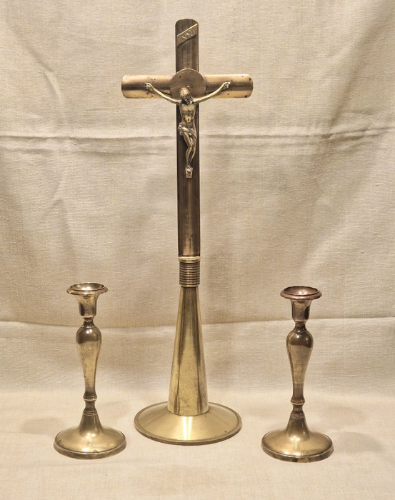 Christelijke voorwerpen - OUDE TRIPTIER MET GEKRUISIGD EN ALTAAR KANDELAARS (3) - Messing - 1910-1920