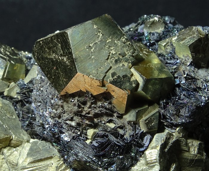 赤鐵礦上的黃鐵礦 --- 基質上的晶體 - 高度: 12 cm - 闊度: 10 cm- 1620 g
