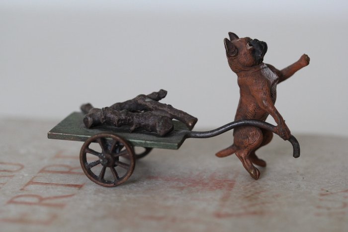 Monogram KK - 塑像, Bronze de Vienne - Chien tirant son chariot - 4 cm - 青铜（冷漆）