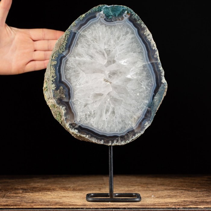 Quarz-Geode mit elegantem Chalcedon-Rahmen - Höhe: 214 mm - Breite: 188 mm- 2710 g