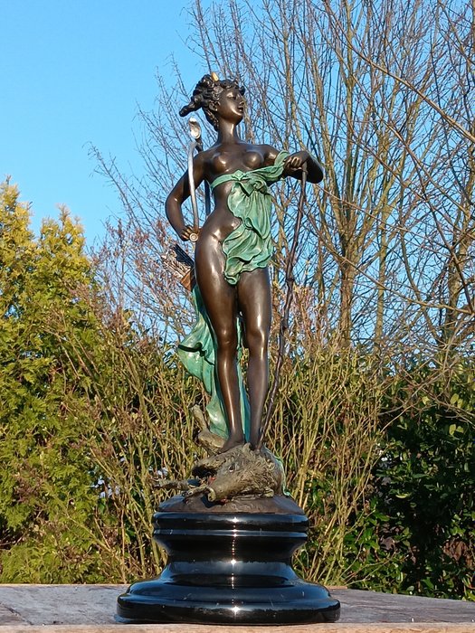 ai bert - Sculpture, hunting diana in color brons - 49 cm - marbre bronzé