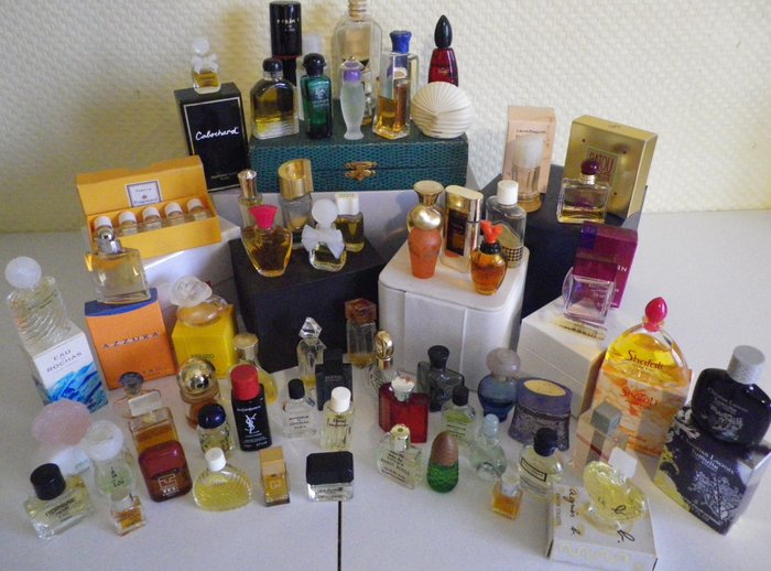 Collection iconique de 68 flacons miniatures de parfum: Chanel, Dior, Balmain, Biagotti, Courrèges, - Parfumfles (68) - Glas
