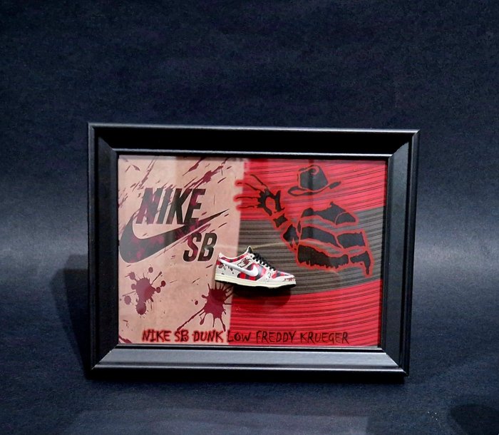 Sneaker incorniciata Nike SB Dunk Low Freddy Krueger - Moldura (1)  - Madeira