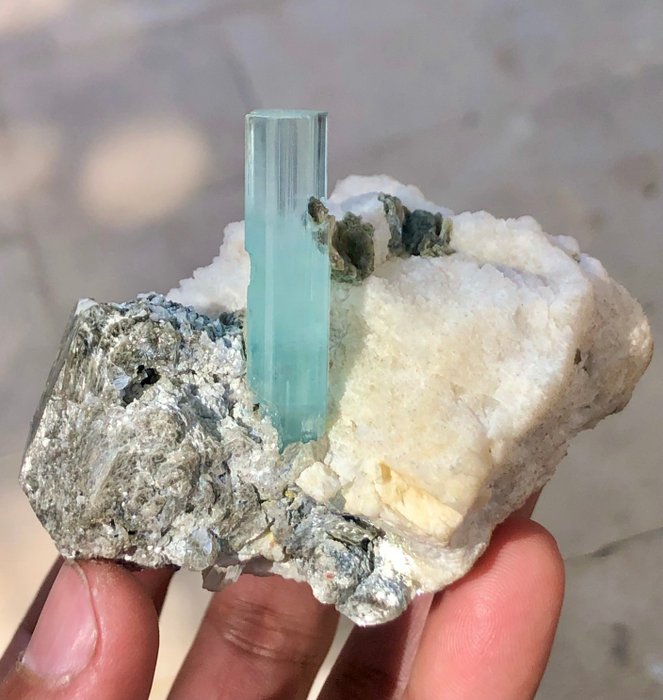 長石組合上閃亮的深藍色海藍寶石晶體 標本 - 高度: 77 mm - 闊度: 78 mm- 300 g - (1)