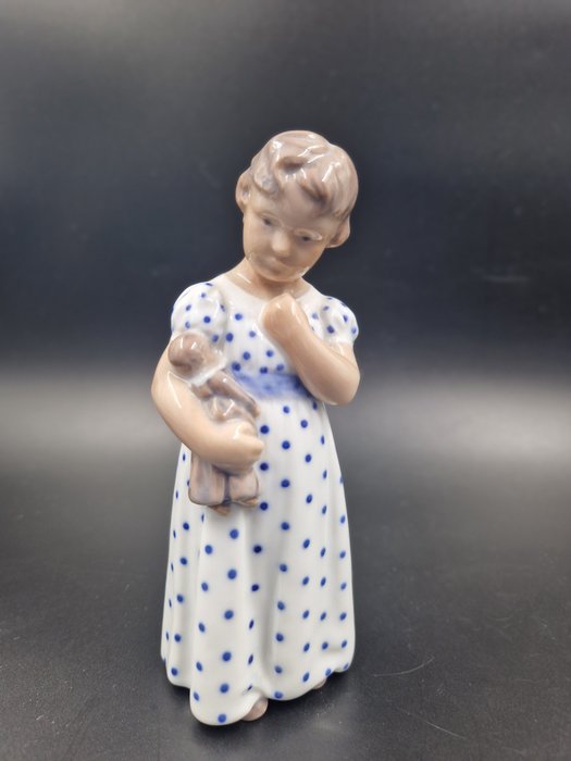 Royal Copenhagen - Ada Bonfils - Statuetta - "Girl with doll" #3539 - Porcellana