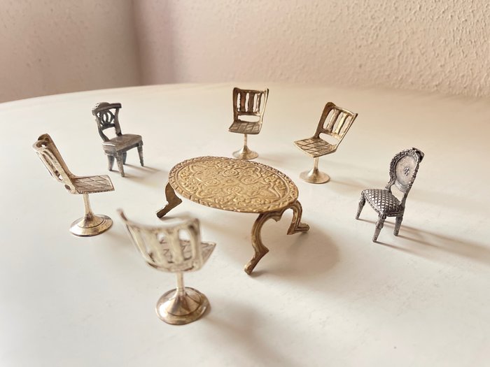 主題系列 - 微型家具。 6把金屬椅子，銀色。 - voir photos