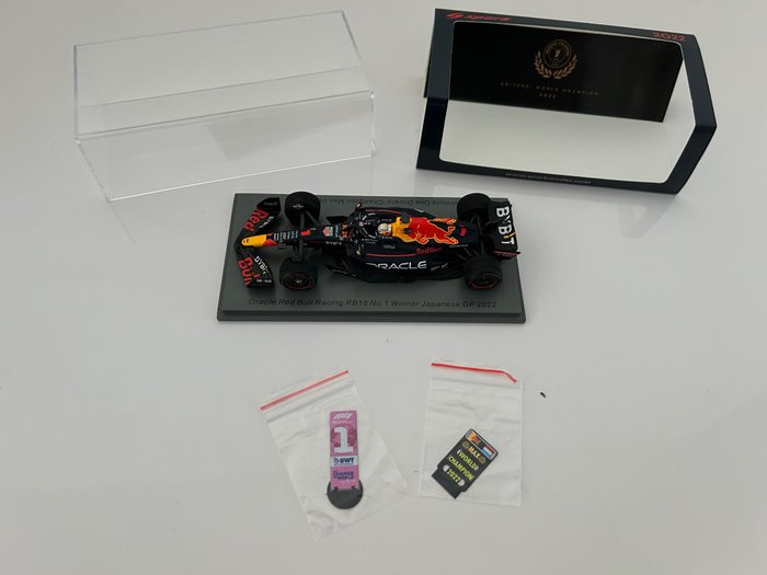Spark 1:43 - Coche de carreras a escala -Max Verstappen Red Bull Racing RB18 - 2022 GP Japan World Champion - Incluye tablero de boxes y cartel de la Fia.