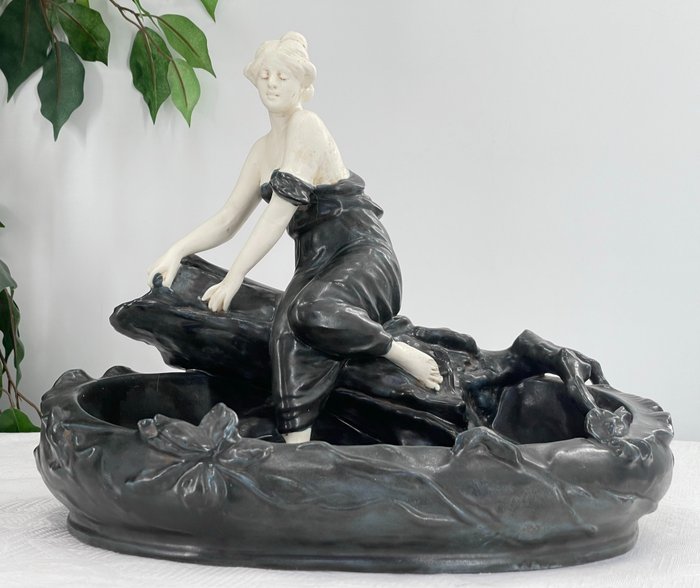 Statuetă - Jugendstil-Ablageschale / Jardinière "Le bain" von Bernhard Bloch / Eichwald - Ceramică