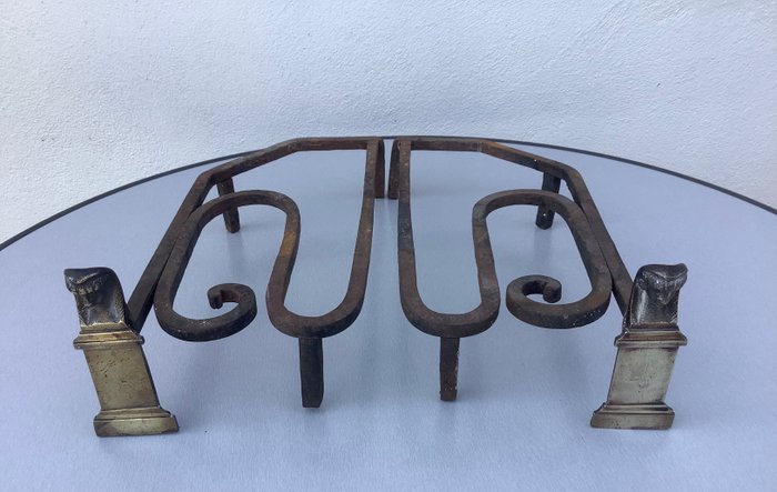 (壁炉的)柴架 (2) - 两只锻造火山羊，路易十五，1790-1820 年 - 铁（锻造）, 黄铜色