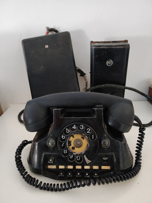 Analoges Telefon - Bakelit-Telefon mit Weiterleitungsfunktion