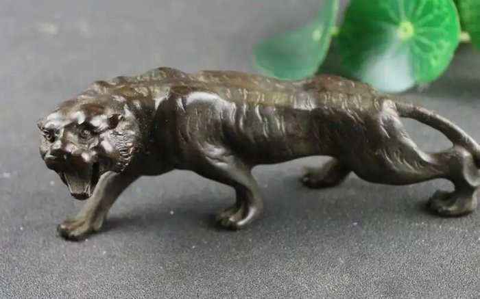 Sculpture, Tiger in hunting pose - 13 cm - Bronze