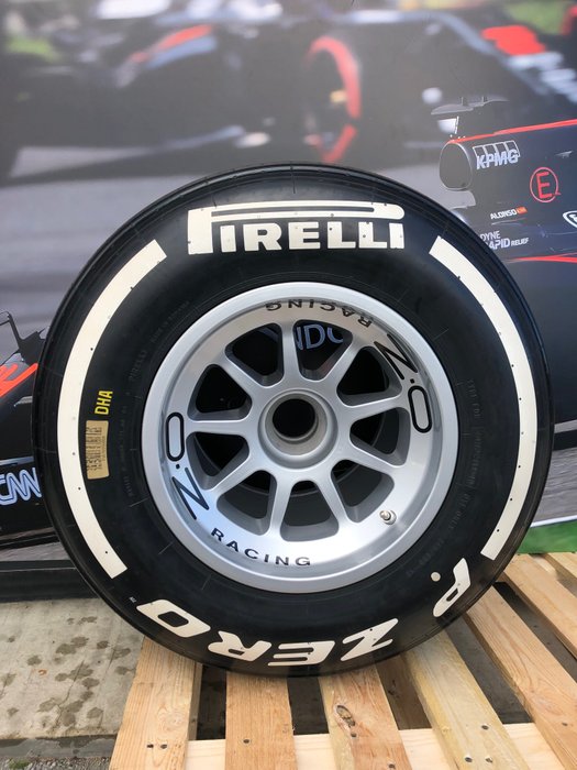 含輪轂的整套輪胎 - Pirelli - O.Z - Formule 1 **** NO RESERVE ****